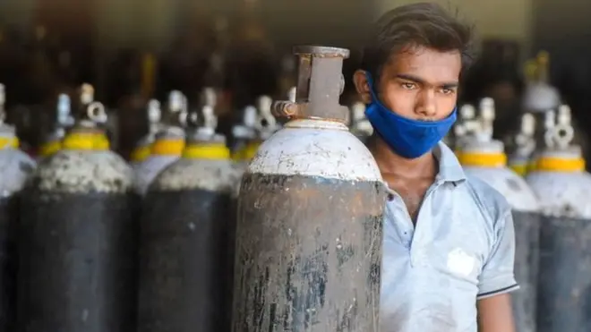 सिलिंडर के साथ व्यक्ति