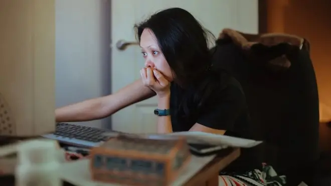 يقول خبراء إنه لو كانت الوظيفة بائسة حقًا فيمكنك المغادرة بسرعة، لكن كن مستعدا لشرح أسباب ذلك في سيرتك الذاتية لأصحاب العمل في المستقبل