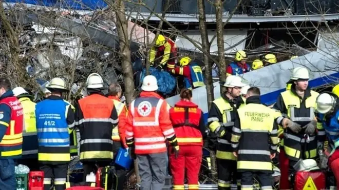 ドイツ列車正面衝突　乗客が事故直後を撮影