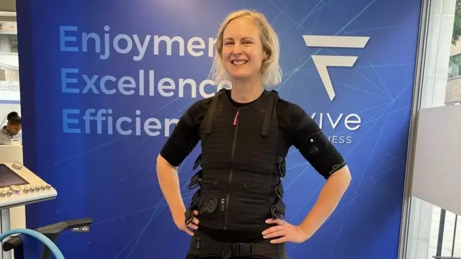 전기로 근육을 자극하는 EMS 슈트를 착용한 레비 아이레스