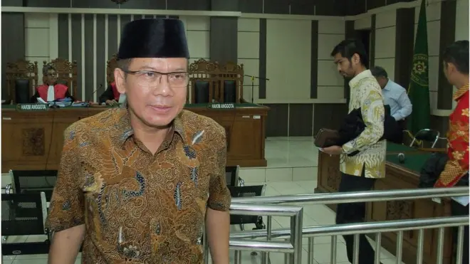 Taufik Kurniawan berjalan meninggalkan ruang sidang di Pengadilan Tipikor Semarang, Jawa Tengah.