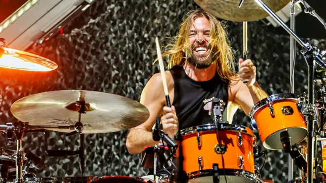 La banda estaba de gira por Sudamérica en el momento de la muerte de Hawkins.