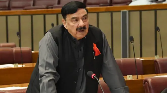 د پښتونخوا یو شمېر مخکښو سیاستوالو او کارپوهانو د شیخ رشید احمد څرګندونو ته په غبرګون کې تور لګولی چې پاکستان د افغانستان کورنیو چارو کې لاسوهنه کوي.