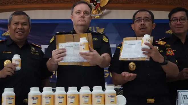 Direktur Jenderal Bea dan Cukai, Heru Pambudi (kedua kanan) bersama perwakilan Australia Border Force, Chris Waters (kedua kiri) memeriksa barang bukti hasil penyitaan barang kiriman berupa botol kemasan berisi bahan pembuatan sabu-sabu (prekursor), saat konferensi pers di Kantor Bea Cukai Ngurah Rai, Denpasar, Senin (16/7).