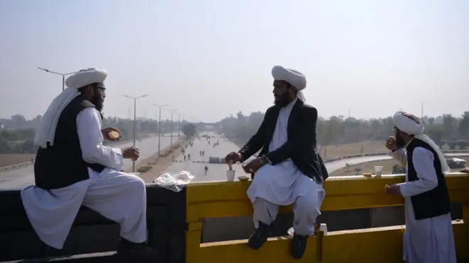 اسلام آباد کو راولپنڈی سے ملانے والی اس شہراہ پر ہر وقت ٹریف رواں رہتی تھی لیکن ان دنوں دھرنے کی وجہ سے سڑکیں خالی ہیں