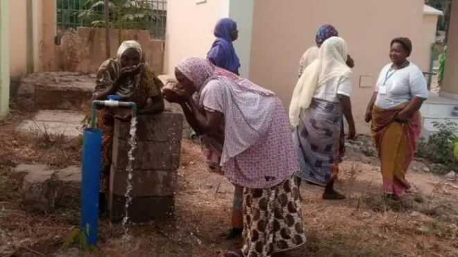 Some of di women dey drink from di borehole dem construct