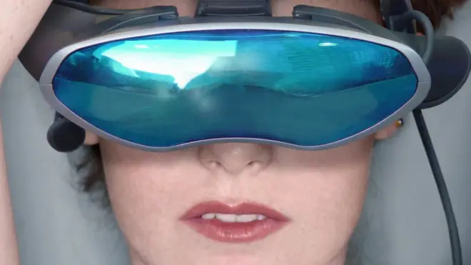 Una mujer utilizando casco de realidad virtual