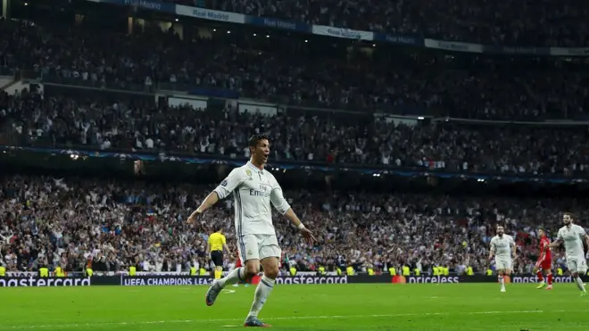 رونالدو يحتفل بهدفه الثاني