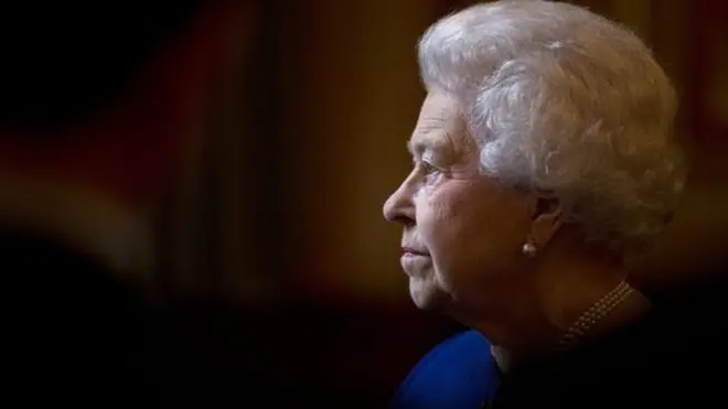 Королева Елизавета II во время визита в Министерство иностранных дел в ходе праздничных мероприятий в честь ее бриллиантового юбилея.