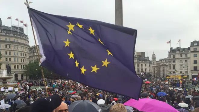 На отмененный митинг собрались несколько тысяч человек, передает наш корреспондент