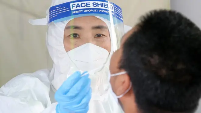 20일 대구 달서구보건소 선별진료소에서 의료진이 코로나19 진단 검사를 위해 방문한 시민의 검체를 채취하고 있다