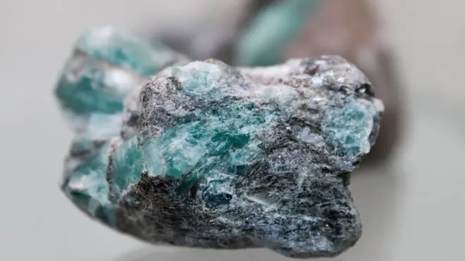 Rusya'daki Malysheva madeninden çıkarılan beril yumrusu