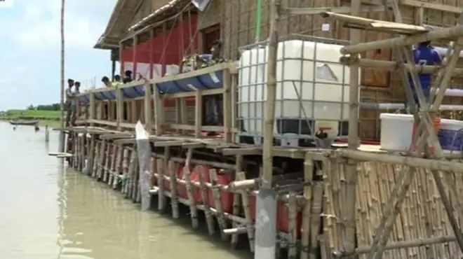 पानी में तैरते घर