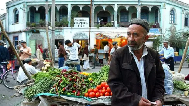 Oday qawmiyadda Uighur ka ah oo khudrad iibinaya