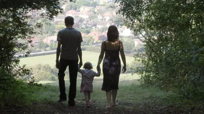 семейная пара с ребенком