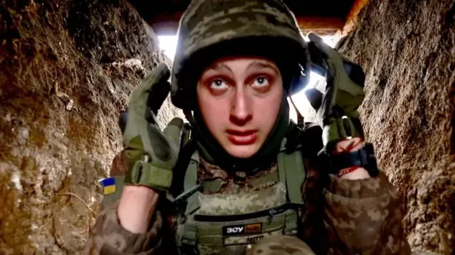 جيما في الثانية والعشرين، وكان يعمل في مصنع للبرتوكيماويات قبل الحرب