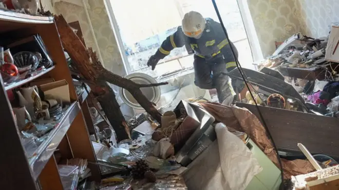 Les pompiers ont grimpé dans les décombres pour secourir les civils.