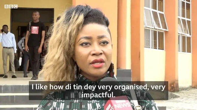 Woman dey ansa qweshion