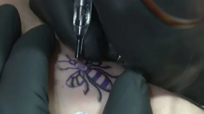 Тату в виде пчелки