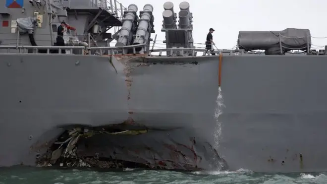 當地時間星期一凌晨5時24分，兩船在新加坡海峽東部發生相撞。