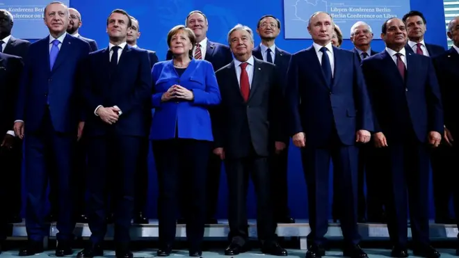 الرئيس المصري عبد الفتاح السيسي (أقصى اليمين) والرئيس التركي رجب طيب أردوغان (أقصى اليسار) خلال مشاركتهما في مؤتمر برلين حول ليبيا مطلع العام الحالي