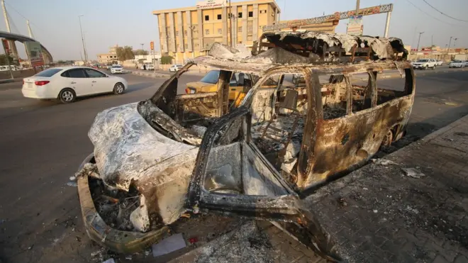 محتجون أشعلوا النيران في سيارات وفي مبان حكومية