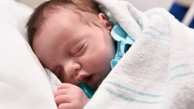 لینلی کا ماں کے رحم سے نکال کر آپریشن کیا گیا تھا جس کے بعد اسے دوبارہ رحم میں رکھ دیا گیا۔ اس کے تین ماہ بعد وہ پیدا ہوئی