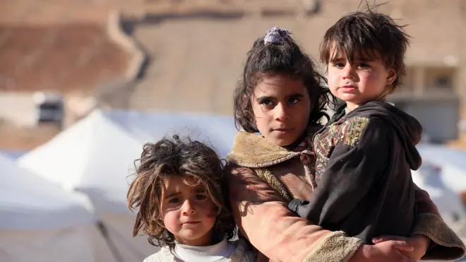 أطفال سوريون في مخيم لاجئين بلبنان