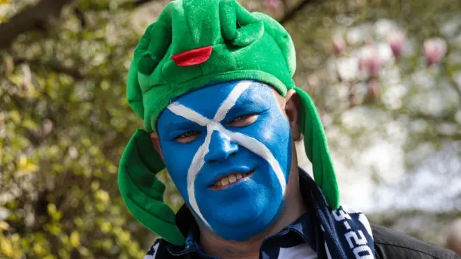 Шотландський футбольний фанат з обличчям кольору прапору Шотландії. Так фанати готувалися до гри зі збірною Англії