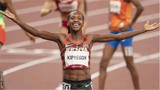Faith Kipyegon akisheherekea ushidi wake Tokyo