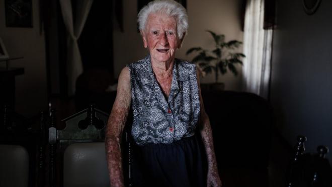 Armelinda Canton tem 95 anos e pedeu a memória