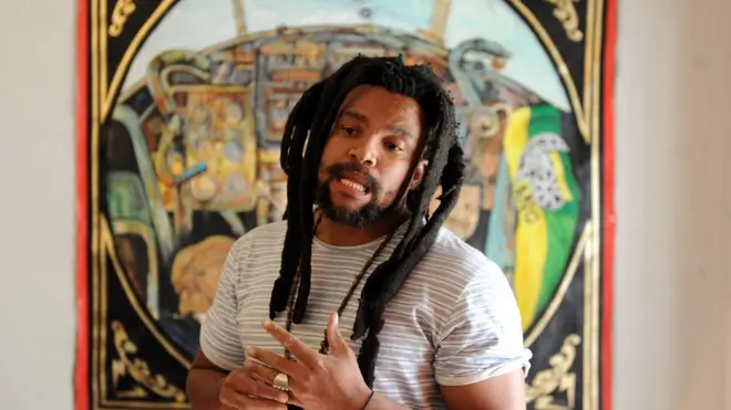 L'artiste sud-africain Ayanda Mabulu