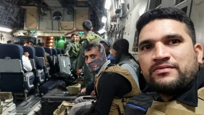 భారత దౌత్య సిబ్బందిని కాబుల్ నుంచి భారత్‌కు తరలిస్తున్న విమానంలో సహచరులతో ఐటీబీపీ సీనియర్ కమాండో రాజశేఖర్