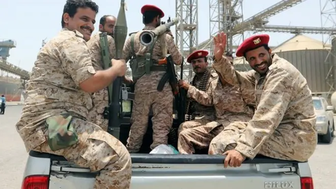 የሁቱ አማፂያን በሁዴይዳ ወደብ በመኪና ላይ ሆነው