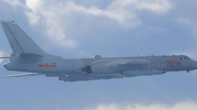 一架中國解放軍軍機在台灣海峽上空飛行
