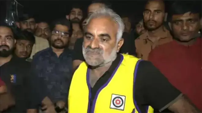 रमेश भाई रस्सी लेकर पहुंचे और कई शवों को बाहर निकाला