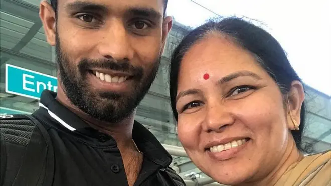 తల్లి విజయలక్ష్మితో క్రికెటర్ హనుమ విహారి