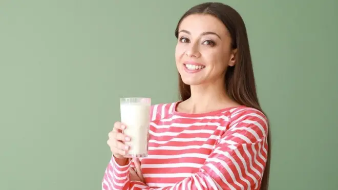 یونیورسٹی آف ریڈنگ کی فوڈ چین میں غذائیت کے بارے میں محقق، این گِون کہتے ہیں کہ سنِ بلوغت میں ہماری ہڈیوں کی نشوونما کے لیے کیلشیئم کا بہت بنیادی کردار ہوتا ہے