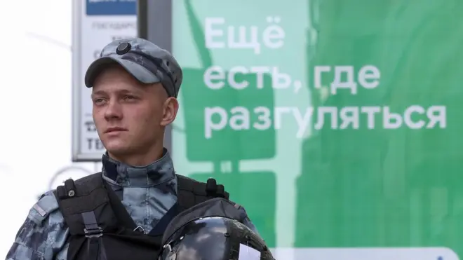 полицейский на митинге