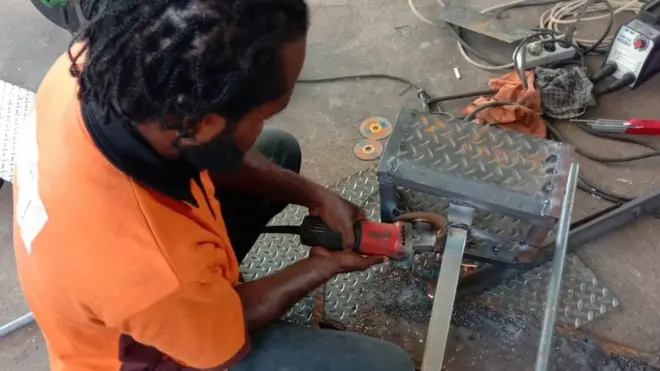 Yason Agapa merakit kompor berbahan bakar oli bekas.