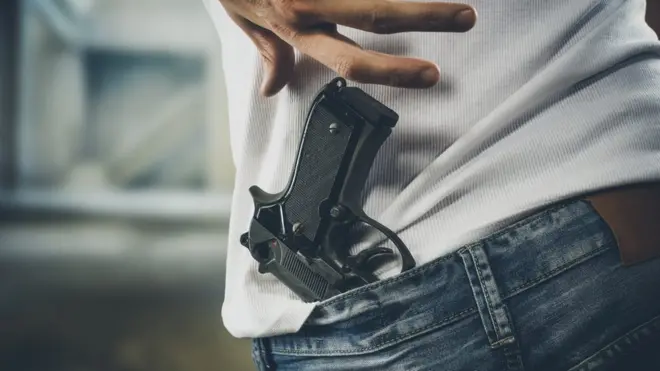 人们面对枪口做出不同的反应：搏斗、逃跑，吓得不能动弹。