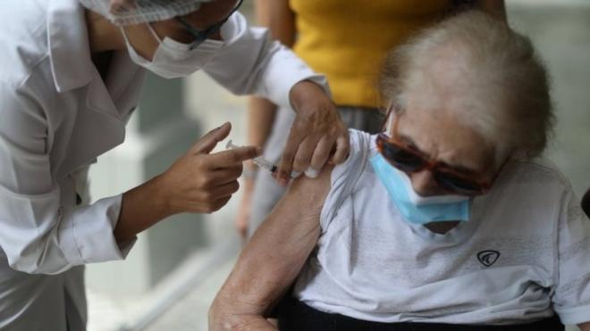 Layde de Caldas Costa, de 102 anos, recebe a vacina de Oxford no Rio de Janeiro, em 1º de fevereiro de 2021