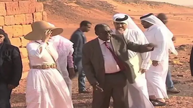 جدل وصل للتراشق الإعلامي بين مصر والسودان بشأن تاريخ بناء الأهرامات، وذلك في أعقاب زيارة والدة أمير قطر، الشيخة موزا بنت ناصر، لأهرامات منطقة مروي التاريخية شمال السودان.