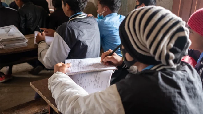 Un élève pratique le Kusunda à l'école secondaire Mahindra.