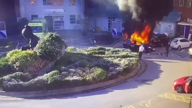 لحظة انفجار سيارة أمام مستشفى ليفربول