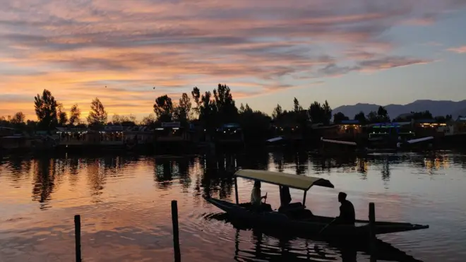 सांझ के झरोखे से डल का नज़ारा