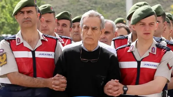 Akın Öztürk, duruşma salonuna elleri kelepçeli şekilde, jandarma nezaretinde getirildi.