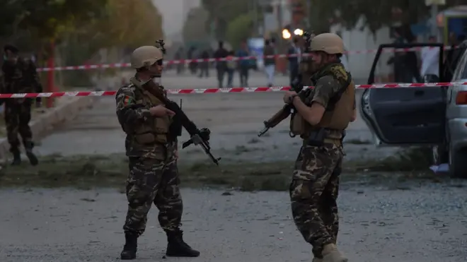 افغان سکیورٹی اہلکار دھماکے کے بعد چوکس کھڑے ہیں (فائل فوٹو)