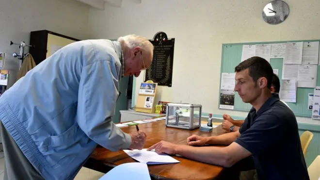 استطلاعات الرأي أشارت إلى أن حزب ماكرون وحليفه حزب الحركة الديمقراطية سيحصلان على أغلبية مطلقة في الانتخابات البرلمانية