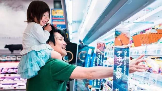 أب يحمل طفلته